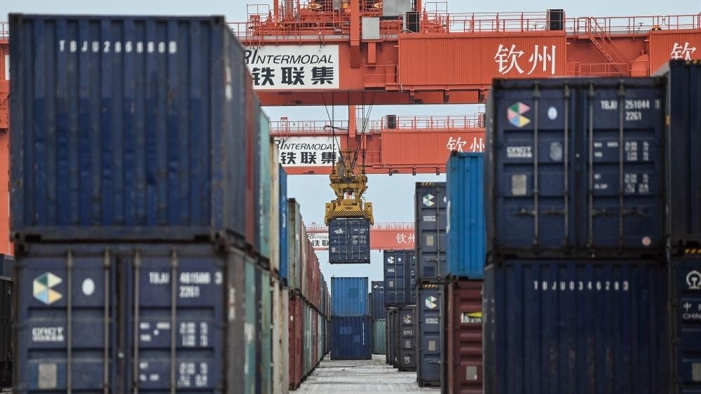 △2023年5月11日，在廣西欽州鐵路集裝箱中心站，塔吊在下卸集裝箱。近年來，在RCEP政策紅利推動下，中國與東盟產(chǎn)業(yè)合作不斷深化，助力區(qū)域經(jīng)濟(jì)發(fā)展。