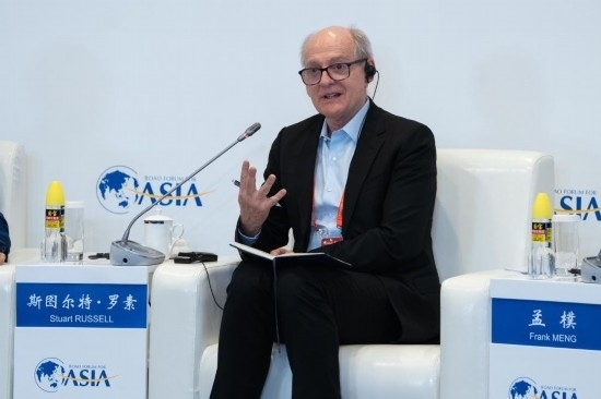 3月27日，《人工智能：現(xiàn)代方法》作者、加州大學(xué)伯克利分校計(jì)算機(jī)科學(xué)系教授斯圖爾特·羅素在分論壇上發(fā)言。新華社記者 曹夢(mèng)瑤 攝