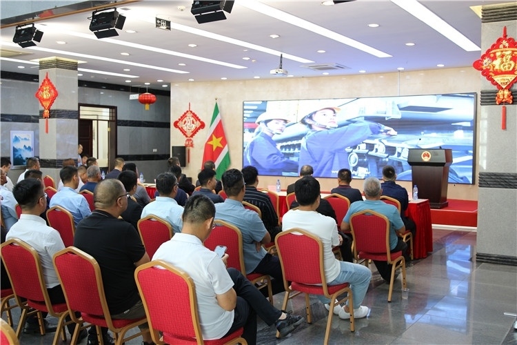 當?shù)貢r間3月26日下午，中國品牌重型機械、載重車輛宣傳推介會在中國駐蘇里南大使館舉行。圖為宣介會現(xiàn)場。中國駐蘇里南大使館供圖