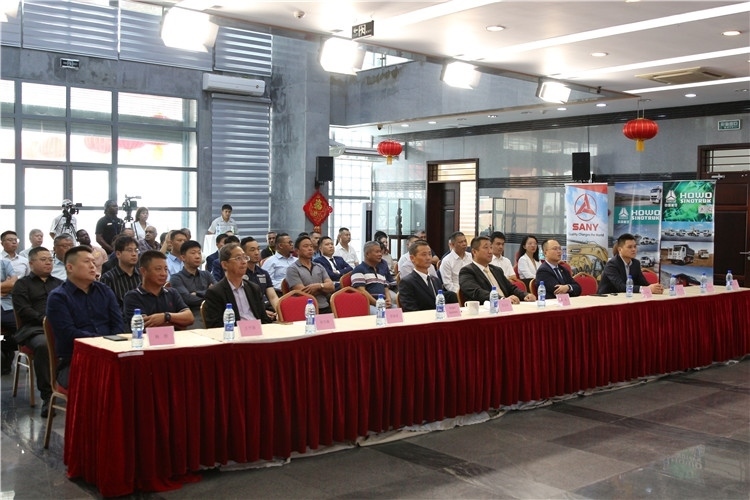 當?shù)貢r間3月26日下午，中國品牌重型機械、載重車輛宣傳推介會在中國駐蘇里南大使館舉行。圖為宣介會現(xiàn)場。中國駐蘇里南大使館供圖