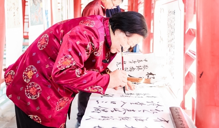 杏花節(jié)書畫展上書法家現(xiàn)場創(chuàng)作。受訪方供圖