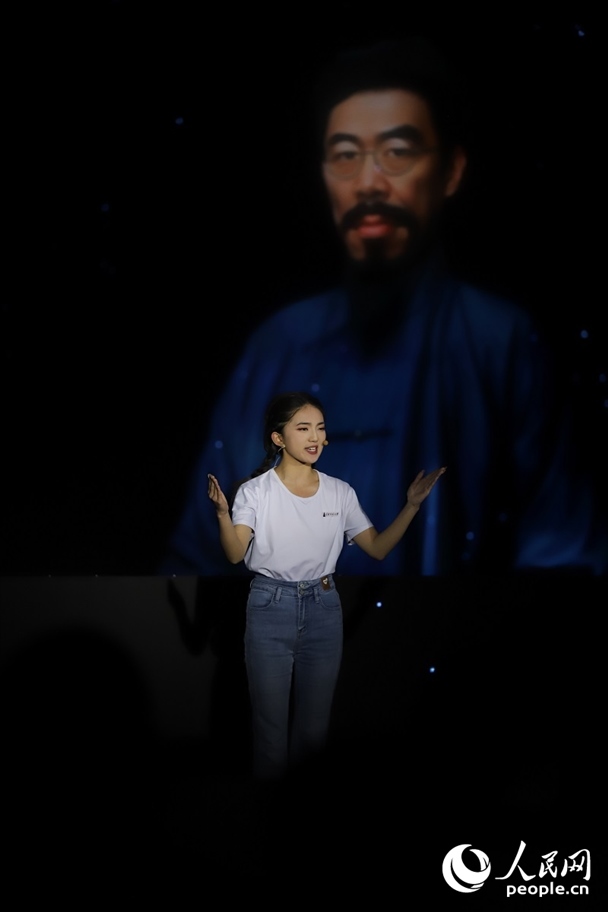 數(shù)字人“聞一多”與青年學(xué)生隔空對(duì)話。人民網(wǎng)記者 李發(fā)興攝