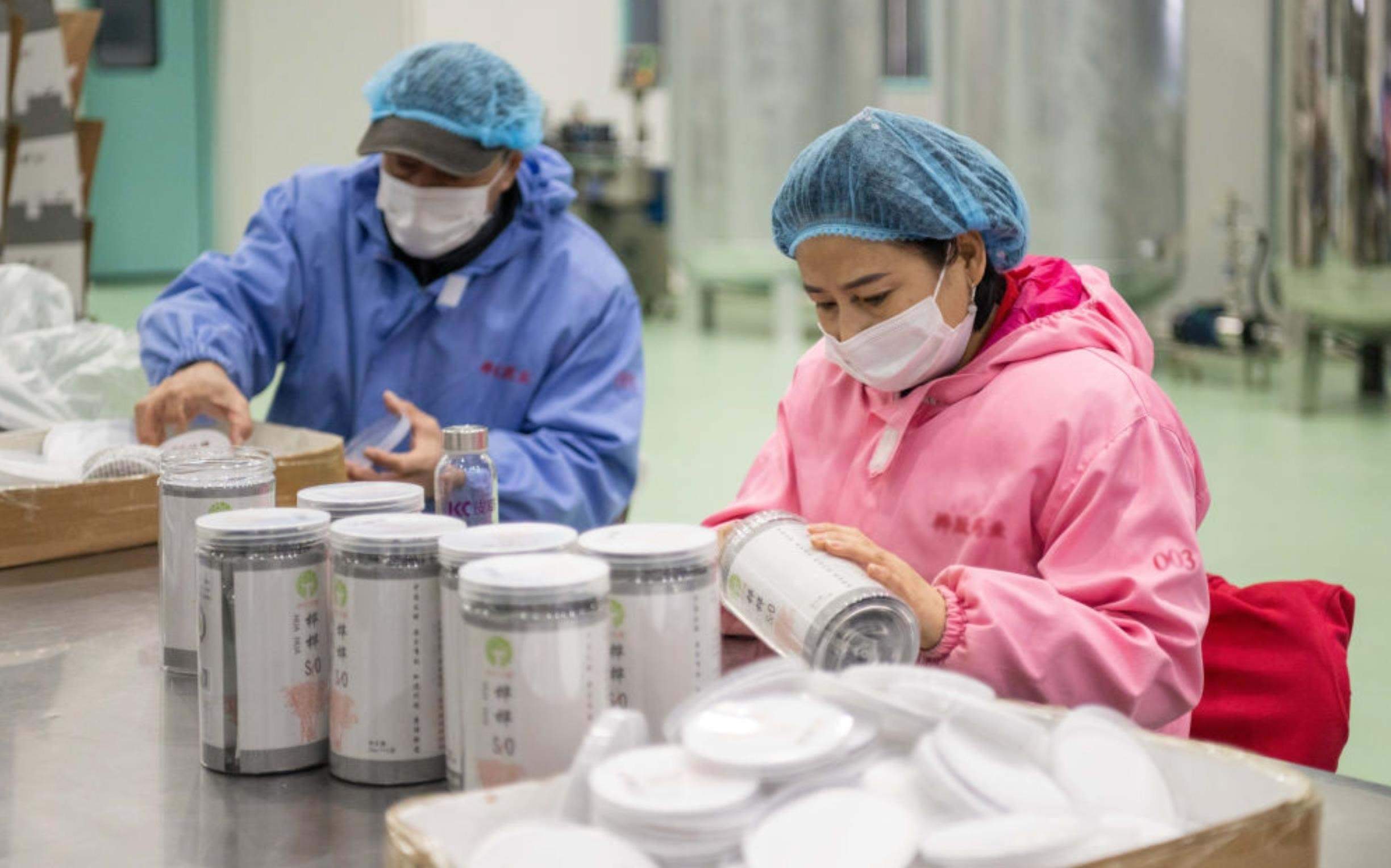 △2024年3月12日，黑龍江伊春一家公司內(nèi)，工作人員在包裝樺樹汁相關(guān)產(chǎn)品。