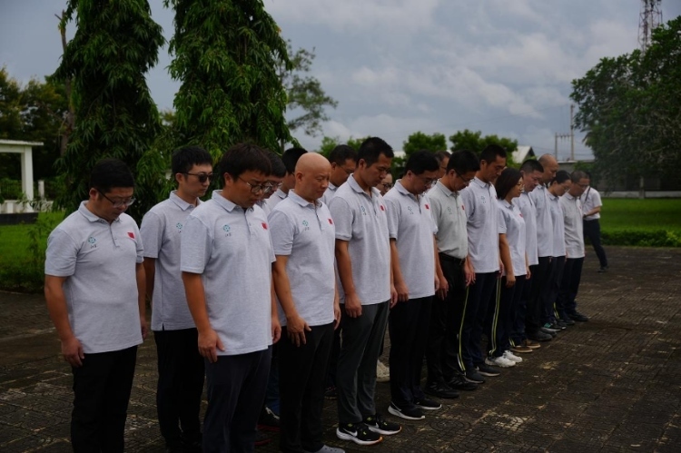 醫(yī)療隊(duì)隊(duì)員默哀。中國援桑醫(yī)療隊(duì)供圖