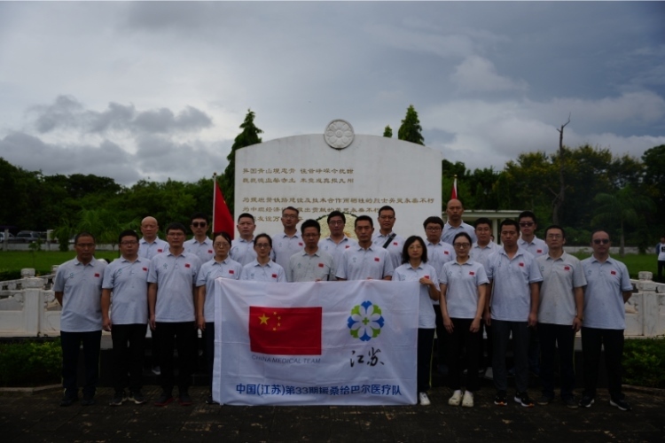 醫(yī)療隊(duì)合影。中國援桑醫(yī)療隊(duì)供圖