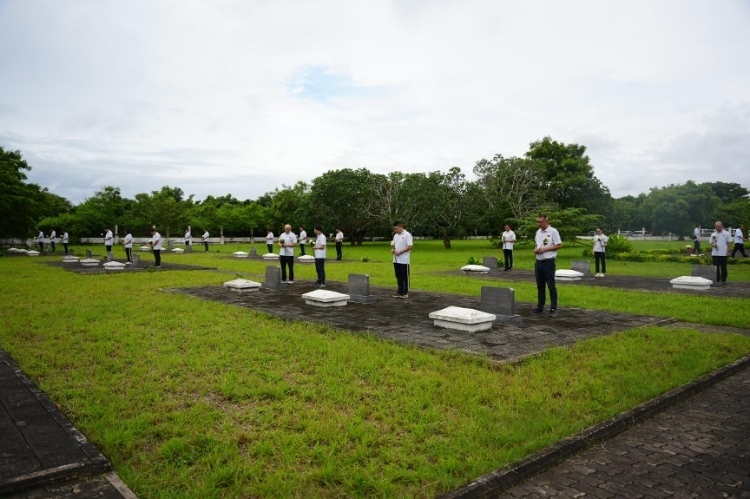 醫(yī)療隊(duì)隊(duì)員向烈士們獻(xiàn)花。中國援桑醫(yī)療隊(duì)供圖