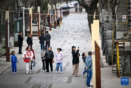4月5日，游客在寧夏石嘴山市大武口洗煤廠工業(yè)遺址公園游覽。新華社記者 馮開(kāi)華 攝