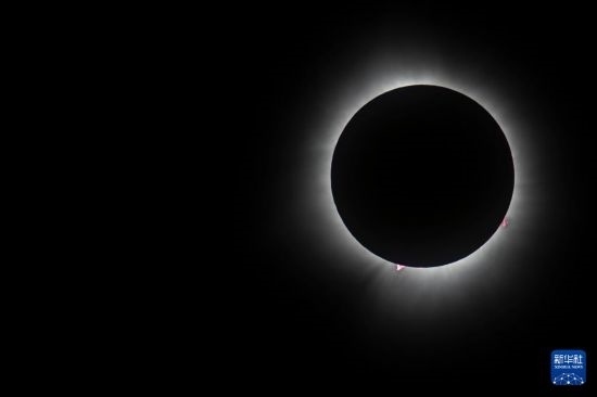 這是4月8日在美國(guó)紐約州普拉茨堡拍攝的日全食景觀。新華社發(fā)（文森特·約翰遜攝）