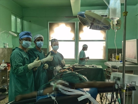 蔣國(guó)慶醫(yī)生（左）和當(dāng)?shù)蒯t(yī)生慶祝手術(shù)成功。中國(guó)援桑醫(yī)療隊(duì)供圖