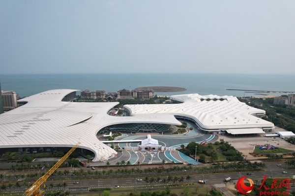 航拍第四屆消博會主會場。人民網(wǎng)記者 孟凡盛攝