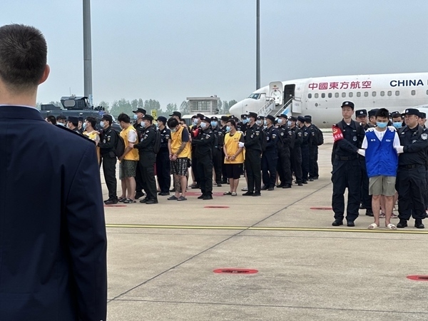 中國籍涉賭詐違法犯罪嫌疑人從柬埔寨被押解回國。人民網(wǎng)記者 郝萍攝