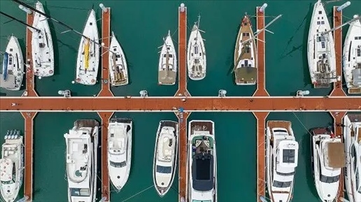 △超250艘船艇亮相第四屆消博會游艇展。