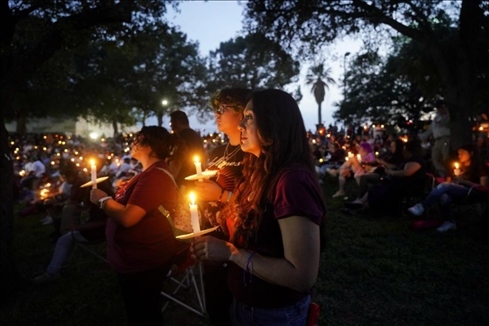 2023年5月24日，在美國得克薩斯州小城尤瓦爾迪，人們參加守夜儀式悼念校園槍擊遇害者。新華社記者吳曉凌攝