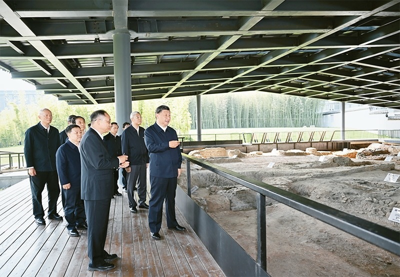 2023年10月10日至13日，中共中央總書記、國家主席、中央軍委主席習近平在江西考察。這是11日上午，習近平在景德鎮(zhèn)市陶陽里歷史文化街區(qū)南麓遺址考察。 新華社記者 謝環(huán)馳/攝