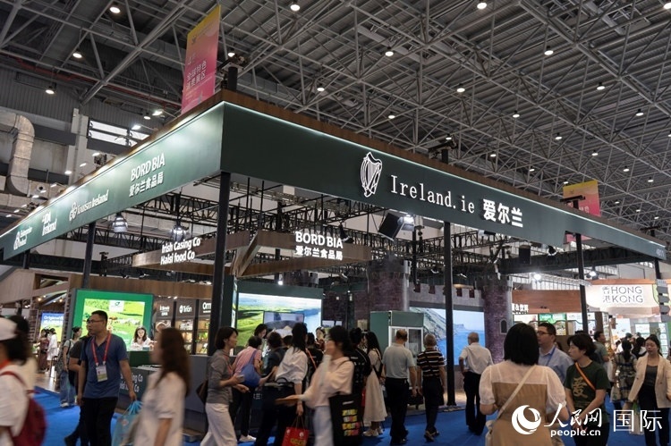 第四屆中國(guó)國(guó)際消費(fèi)品博覽會(huì)愛(ài)爾蘭國(guó)家館。人民網(wǎng) 常沙攝