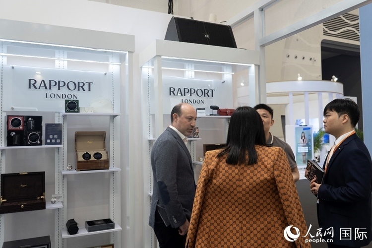 客商在第四屆中國(guó)國(guó)際消費(fèi)品博覽會(huì)英國(guó)國(guó)家館內(nèi)交談。人民網(wǎng) 常沙攝