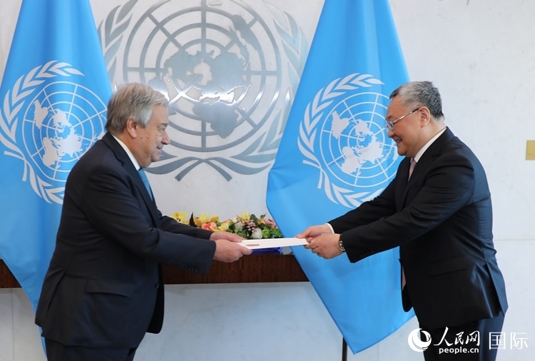 4月16日，中國(guó)新任常駐聯(lián)合國(guó)代表、特命全權(quán)大使傅聰在紐約聯(lián)合國(guó)總部向聯(lián)合國(guó)秘書長(zhǎng)古特雷斯遞交了全權(quán)證書。 人民網(wǎng)記者 李志偉攝