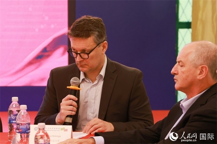中巴友好協(xié)會(huì)主席恩里克·諾布雷加（左）在座談會(huì)上致辭。人民網(wǎng)記者 陳海琪攝