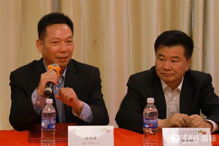 武漢市僑聯(lián)主席徐祥忠（左）在座談會(huì)上致辭。人民網(wǎng)記者 陳海琪攝