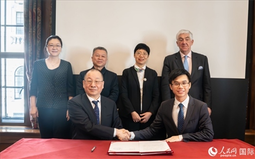 活動簽約現(xiàn)場。實習生 劉船攝