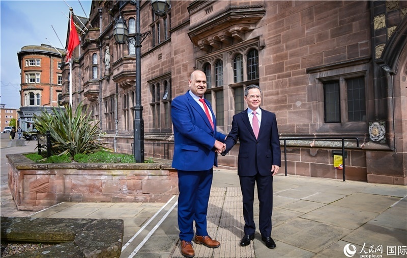 圖為中國(guó)駐英國(guó)大使鄭澤光在考文垂市政廳會(huì)見(jiàn)現(xiàn)場(chǎng)。人民網(wǎng) 郭錦標(biāo)攝