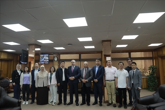 活動(dòng)現(xiàn)場(chǎng)合影。蘇伊士運(yùn)河大學(xué)孔子學(xué)院供圖