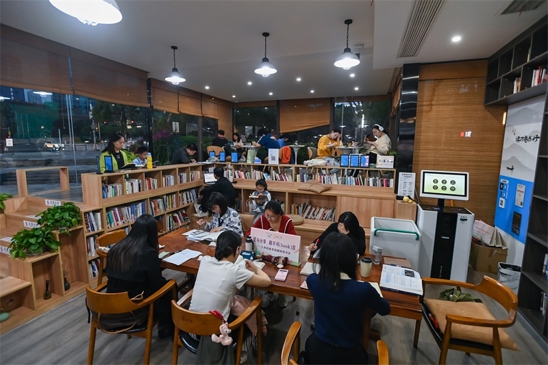 4月22日，讀者在重慶一家24小時城市智慧書房中閱讀。圖片來源：視覺中國
