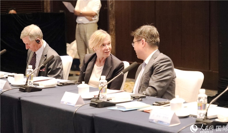 宣介會上，中外官員親切交談。人民網記者趙益普攝