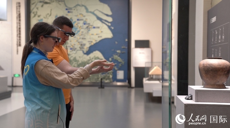 人民網(wǎng)外籍專家在良渚博物院體驗(yàn)AR眼鏡。人民網(wǎng)記者 袁蒙攝
