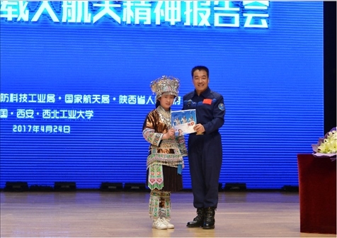 韋知月（化名）在西北工業(yè)大學與英雄航天員張曉光合影。受訪者供圖