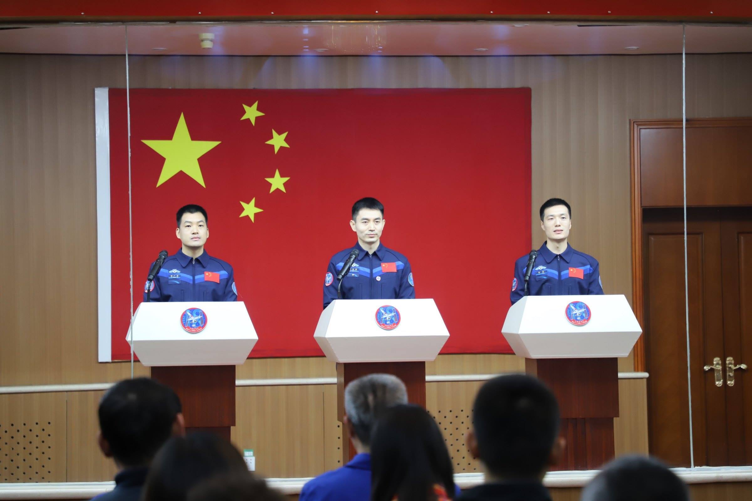 神舟十八號(hào)航天員與中外媒體記者集體見(jiàn)面。人民網(wǎng)記者 黃帆攝