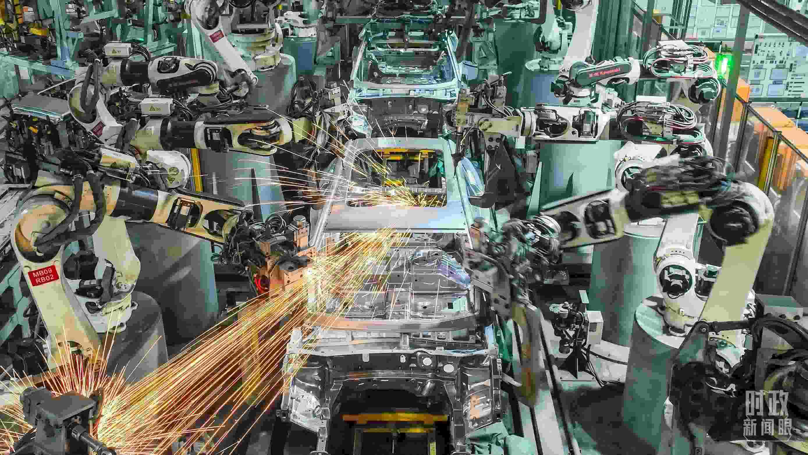  △2024年4月，重慶兩江新區(qū)的一家汽車(chē)制造企業(yè)，生產(chǎn)一派繁忙。（圖/視覺(jué)中國(guó)）