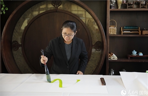 緬甸駐華大使館副館長、公使銜參贊杜欣瑪泰參加《五百筆·瀾湄合作》集體藝術(shù)創(chuàng)作。人民網(wǎng)王婧攝