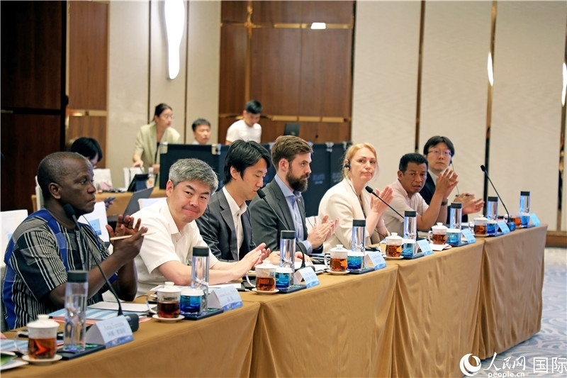 參加產(chǎn)業(yè)對接會的各國駐華使節(jié)。人民網(wǎng)記者趙益普攝