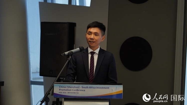 深圳市黃金珠寶首飾行業(yè)協(xié)會(huì)副會(huì)長(zhǎng)李澤鋒介紹深圳市黃金珠寶產(chǎn)業(yè)發(fā)展情況。人民網(wǎng) 劉暢攝