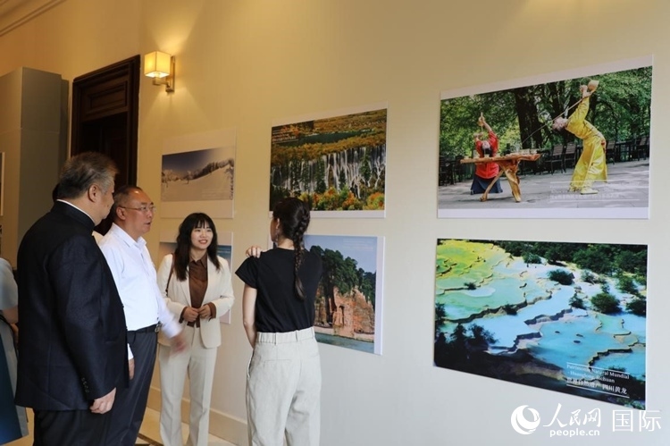 四川省文化和旅游廳副廳長王成平、墨西哥松林文化中心展覽部主任盧西亞·恩里克斯·岡薩雷斯·薩拉維亞、墨西哥中國文化中心主任石岳文參觀圖片展。拍攝者為墨西哥分社外籍雇員埃內(nèi)斯托·多明戈斯