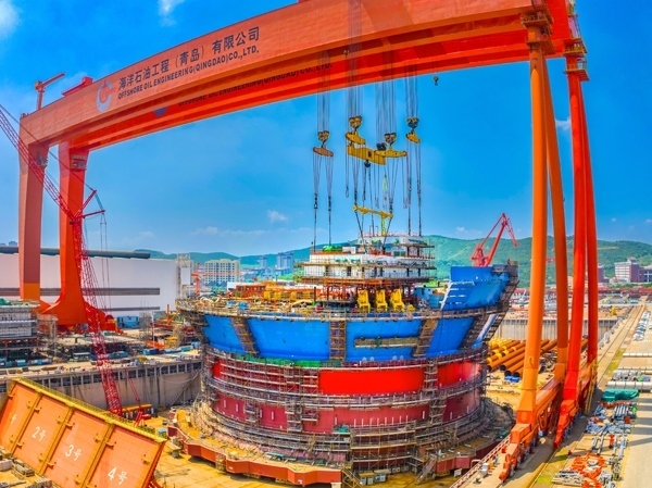 “?？惶?hào)”通過(guò)雙龍門(mén)吊進(jìn)行總裝。侯憲鵬攝