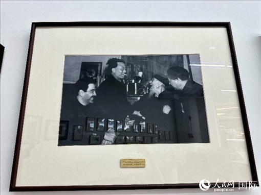 萬徒勒里（左一）與艾青、蕭三、齊白石的老照片。人民網(wǎng)記者 周雨攝