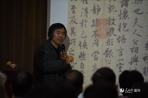 國(guó)家畫(huà)院王東聲教授介紹中國(guó)書(shū)法作品。人民網(wǎng)記者 殷淼攝