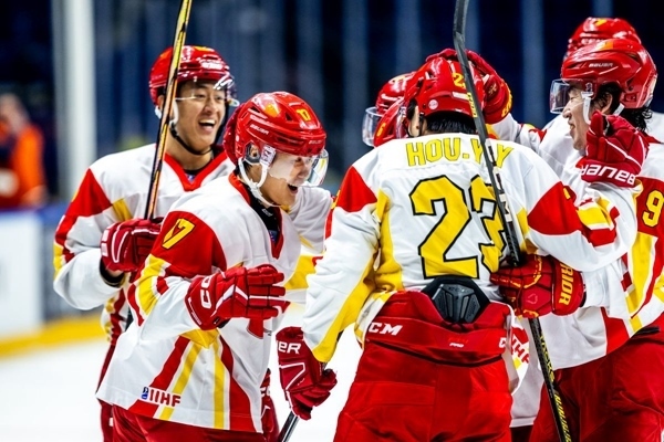 中國(guó)隊(duì)球員慶祝進(jìn)球。圖片來(lái)源：國(guó)際冰聯(lián)