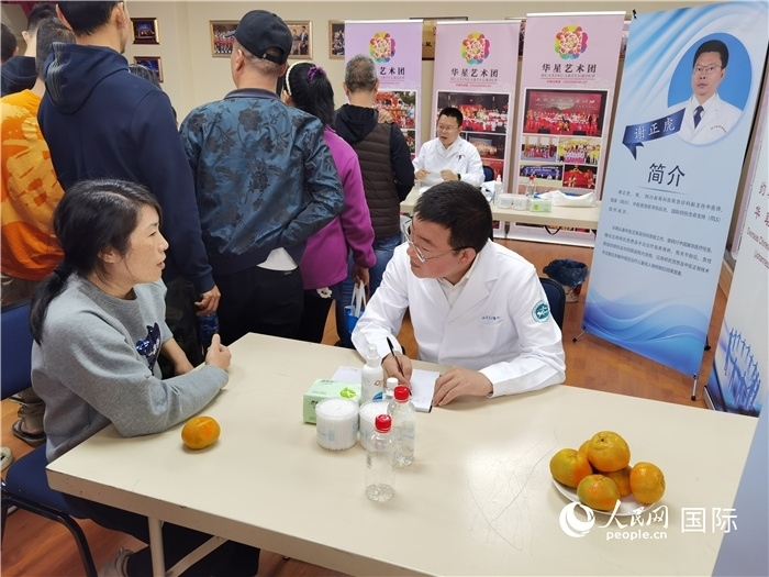 中醫(yī)專家為當(dāng)?shù)厝A僑華人提供中醫(yī)咨詢和診療服務(wù)。 （本報(bào)記者 楊謳 攝）