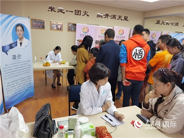 中醫(yī)專家為當(dāng)?shù)厝A僑華人提供中醫(yī)咨詢和診療服務(wù)。 （本報(bào)記者 楊謳 攝）