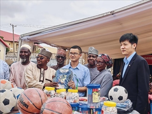 中尼友誼示范校物資捐贈(zèng)。駐尼日利亞使館供圖