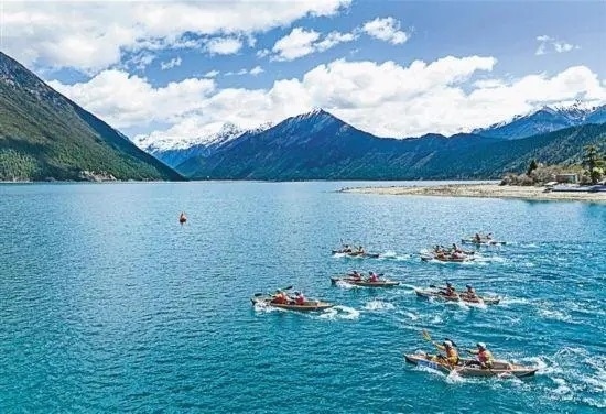 2024年4月20日，2024年巴松措國際漂流公開賽的選手在比賽中。 新華社記者 孫非攝