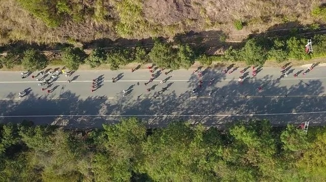 1月6日，健身愛好者在徒步活動(dòng)中（無人機(jī)照片）。新華社記者 黃國保攝