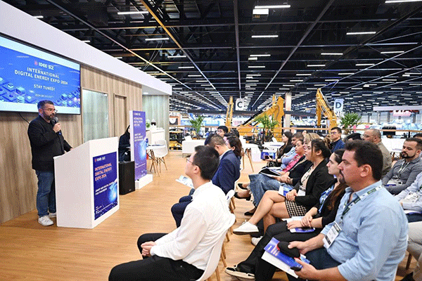 當(dāng)?shù)貢r(shí)間4月26日，深圳市發(fā)展和改革委員會(huì)在巴西圣保羅國(guó)際工程機(jī)械及礦山機(jī)械展上舉行專題推介會(huì)，介紹將于今年下半年在深圳市舉辦的2024國(guó)際數(shù)字能源展。 2024國(guó)際數(shù)字能源展組委會(huì)供圖