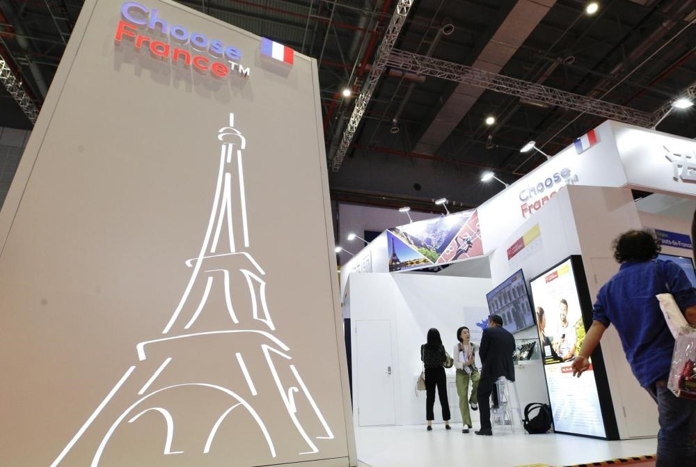 2019年11月5日，第二屆中國國際進口博覽會在上海國家會展中心開幕。這是參觀者走過法國國家館。新華社記者 張玉薇 攝