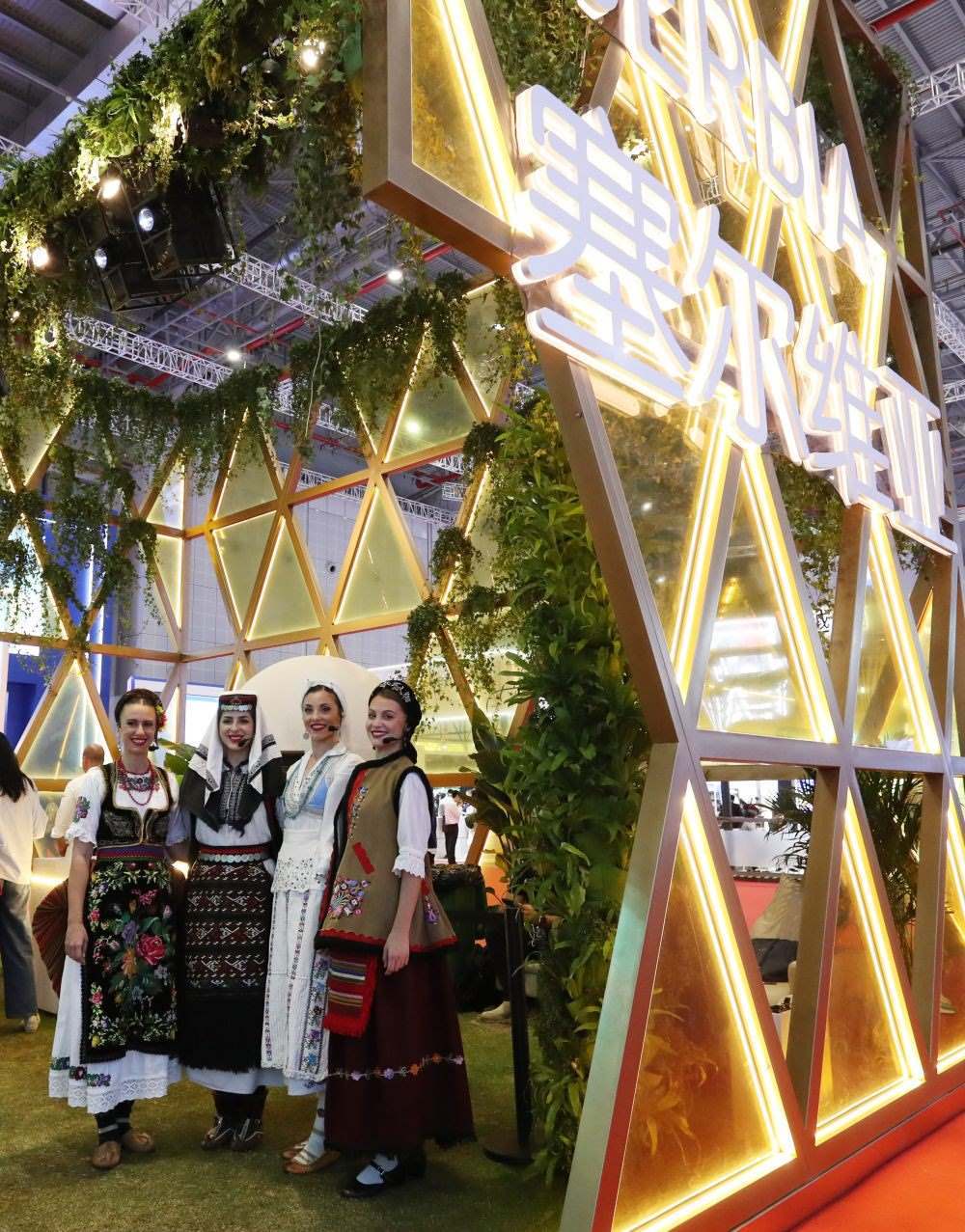 2023年11月6日，身著傳統(tǒng)服飾的演職人員在上海進博會國家展塞爾維亞展臺迎接參觀者。第六屆進博會國家展全面恢復線下舉辦，洪都拉斯、塞爾維亞、越南、南非、哈薩克斯坦作為本屆進博會主賓國在國家展亮相。新華社記者 方喆 攝