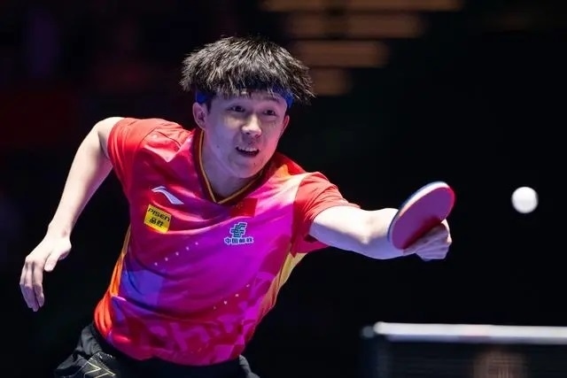 2024年4月15日，王楚欽在澳門世界杯比賽中回球。新華社記者 張金加攝