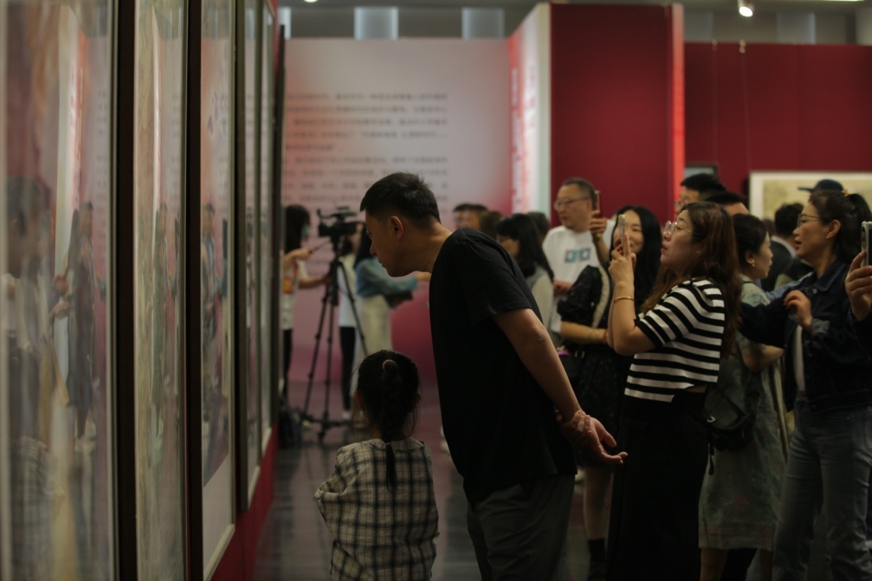 嘉賓及教研員、教師代表參觀展覽。主辦方供圖